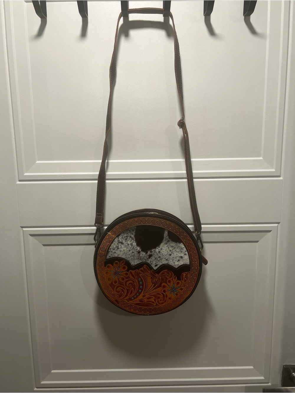 Canteen round leather and cowhide bag